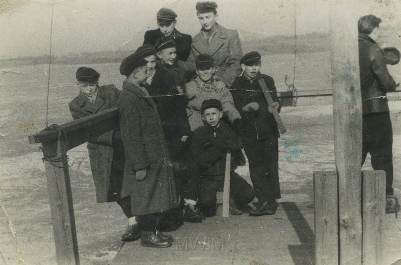 KKE 5375.jpg - Fot. Grupowe. Wojciech Lorek z kolegami nad jeziorem Długim, Olsztyn - Technikum budowlane, 1959 r.